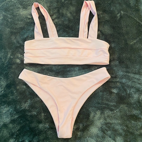 Bikini - Picture 1 of 3